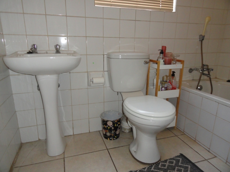 To Let 2 Bedroom Property for Rent in Dassie Rand North West